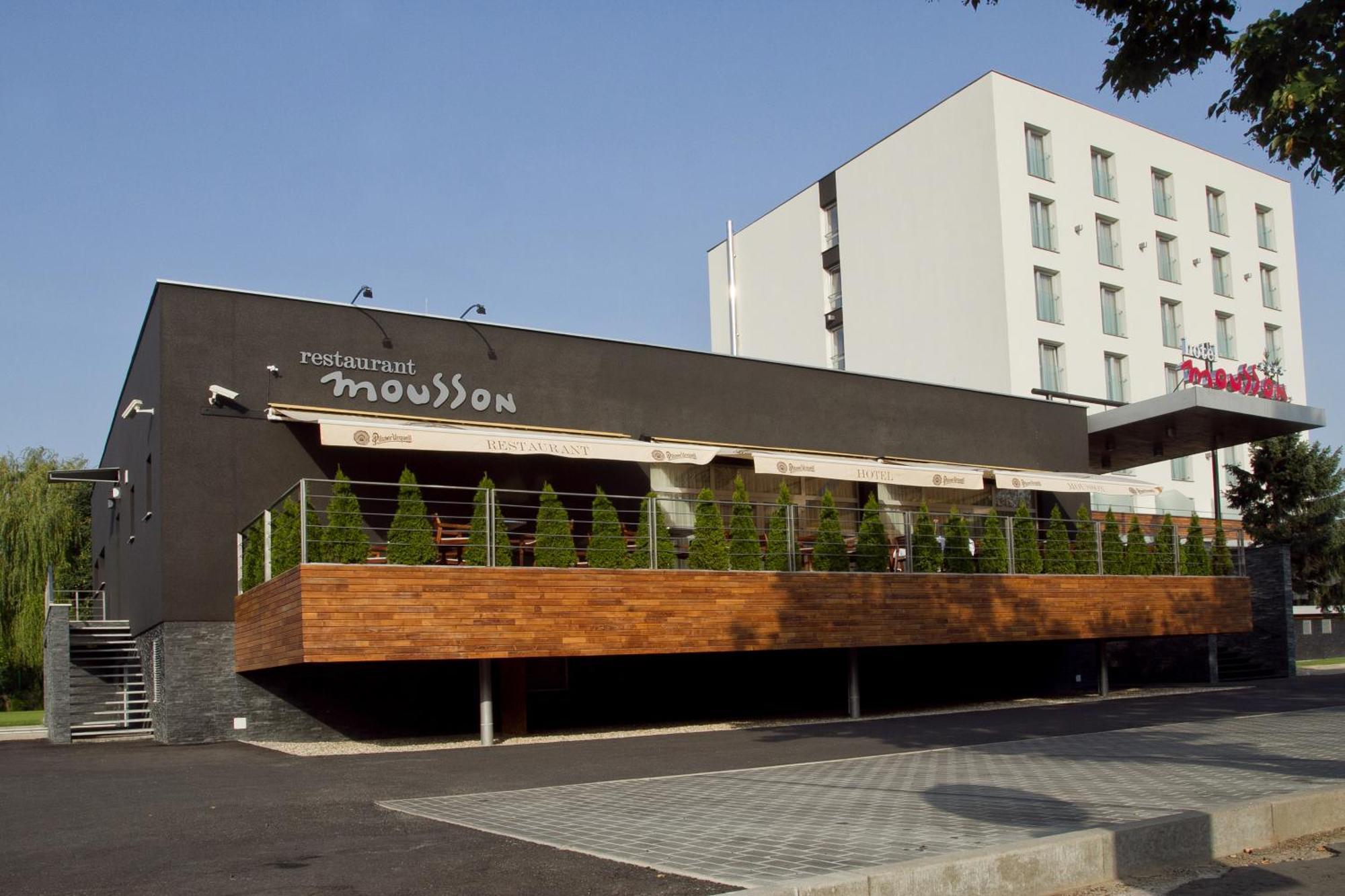 Hotel Mousson Michalovce Exterior foto