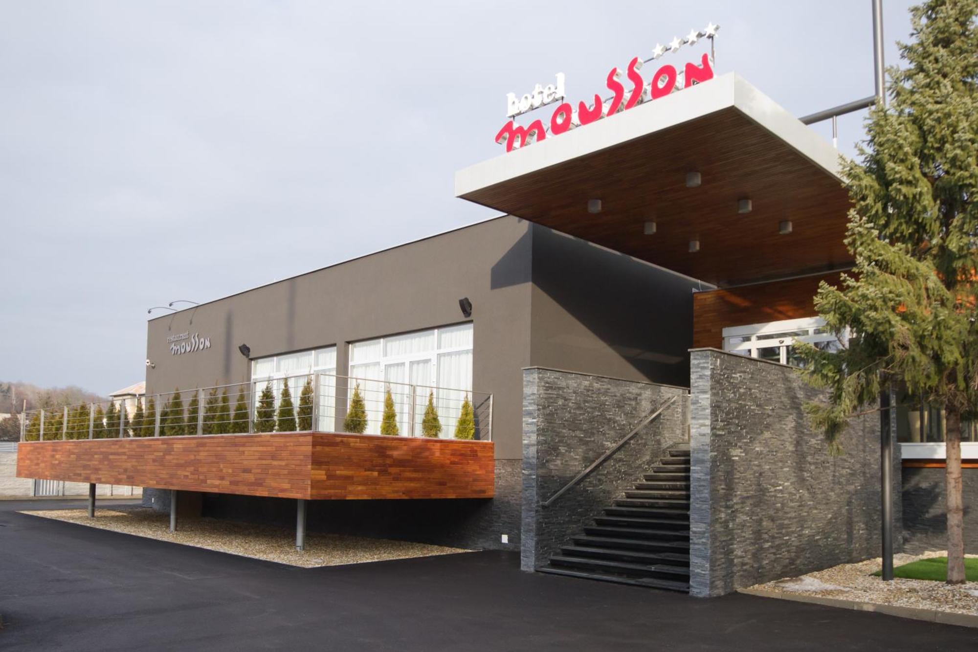 Hotel Mousson Michalovce Exterior foto